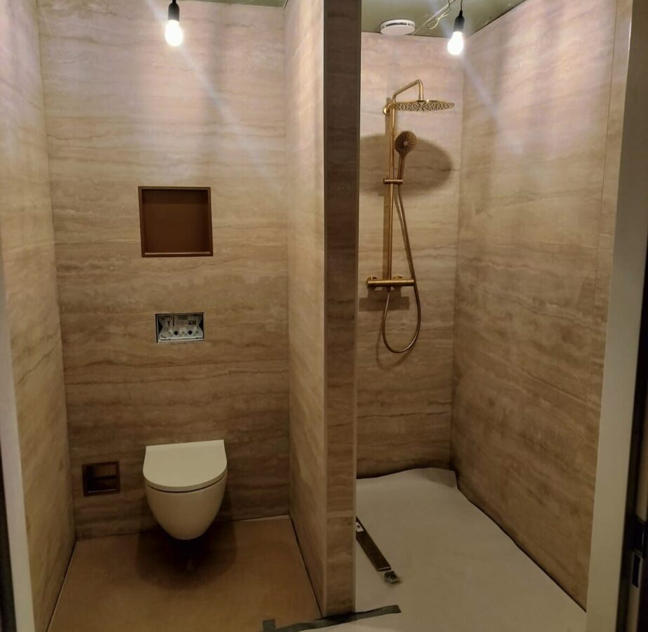Badkamerrenovatie met wandcloset en inloopdouche in aanbouw in Scherpenzeel
